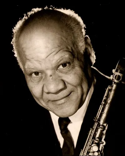 Qui a joué 100 accords en une minutes sur " Giant Steps ", réintroduisant le saxo soprano pour lequel Sidney Bechet était célèbre ?