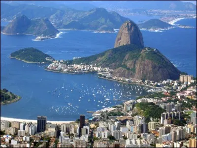 Aux récents J.O., on a bien vu cette grande forêt urbaine. Elle cerne de toutes parts le Corcovado, qui, avec son Christ Rédempteur, juché à 700 mètres d'altitude, domine la ville. Face à lui, l'autre symbole de de cette mégalopole, l'imposant Pain de Sucre, gardien de l'entrée de la baie. Cette côte rocheuse, découpée, offre de magnifiques baies et des endroits magiques pour le bateau.