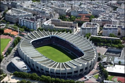 Quelle équipe joue au Parc des Princes ?