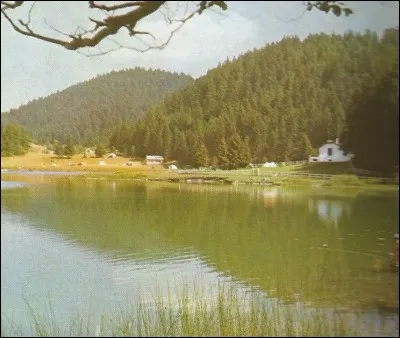 Dans quel département se trouve le lac Genin ?