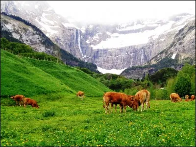 Commençons en France. Cette photo représente le cirque de Gavarnie, dans les Hautes-Pyrénées.