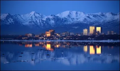 Avec 300 000 habitants, elle est la plus grande ville d'Alaska. C'est :