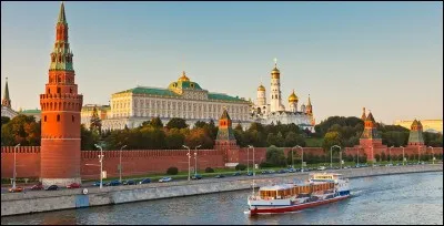 De Moscou à Saint-Pétersbourg, 14 jours (avec vols et transferts) uniques. Au programme : théâtre Bolchoï, cathédrale Saint-Basile, visite du Kremlin et temps libre sur la Place Rouge puis, à l'autre extrémité, visite inoubliable du Palais de l'Ermitage, soirée au ballet « Le Lac des Cygnes », visite du musée des impressionnistes, à l'Etat-Major.