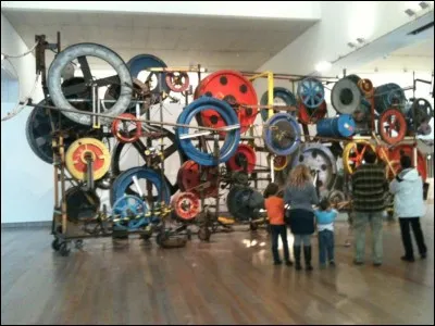 Le mot "musée" est en anglais le mot "tinguely".