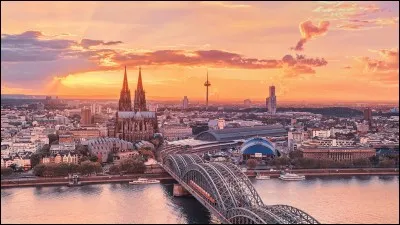 En quelle langue est la phrase suivante ?
"Ich besuche Köln"