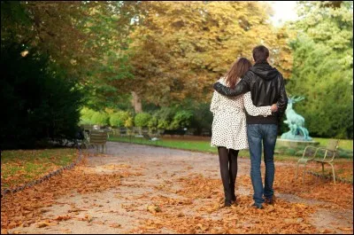 Tu es dans la rue avec la personne que t'aimes, et tout à coup un mec intimidant s'approche de vous et vous demandes vos bijoux et montres. Comment réagis-tu ?