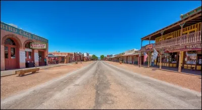 La ville-fantôme la plus connue en Arizona a la réputation d'avoir été l'une des villes les plus meurtrières du Far West américain. La célèbre fusillade d'OK Corral y eut lieu en 1881 et pas davantage que l'épuisement de la mine, ne fit un désert de l'endroit, déjà qu'elle avait survécu à 2 graves incendies.
Elle a un nom prédestiné et son cimetière est l'un de ses attraits principaux.