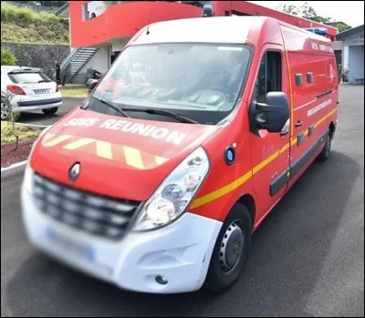 La caserne comporte deux véhicules de ce type. C'est l'ambulance des pompiers. Quel est son acronyme ?