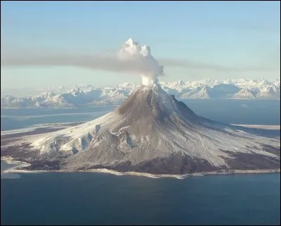 Son dôme a éclaté et avec les débris, il a formé sa propre île à environ 280 km d'Anchorage. Il fait 1260 m d'altitude. En 1986, des cendres ont atteint Anchorage et réduit le trafic aérien. 
L'éruption de 2006 provoqua plusieurs tremblements de terre et projection de cendres. 
Comment nomme-t-on cet endroit ?