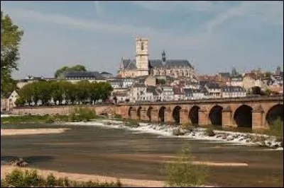 Pour commencer, nous partons à Nevers (Nièvre). Les habitants de cette ville se nomment les ...