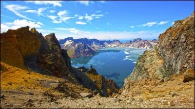 Situé à la frontière de la Chine et de la Corée du Nord, le lac, appelé lac des Cieux, est gelé les deux tiers de l'année. En 946, ce volcan a connu la quatrième des plus fortes éruptions de notre ère.
Somme toute, il représente peut-être un danger plus menaçant que les essais nucléaires de Pyongyang. Pour l'instant, il est placé sous la surveillance d'un comité d'experts.
Que surveillent-ils ?