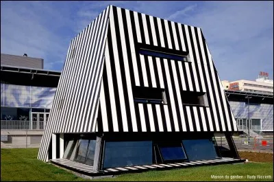 M. Léon a une maison carrée dont les 4 façades sont exposées au soleil. Où vit-il ?