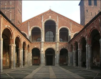 Ville située à proximité des Alpes - Cur industriel, commercial, financier et universitaire - Le Château des Sforza - L'aéroport international Malpensa