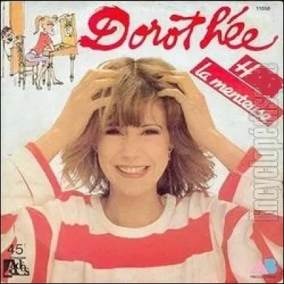 Dans la chanson de Dorothée, le petit frère répète : ''[...] la menteuse, elle est amoureuse.''