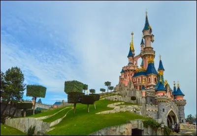 Commençons par le commencement. Quelle photo est celle de Disneyland California, Adventure Park ? (La photo, c'est celui en France)