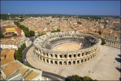 Habitants : 150 672. 
Devise : "Colonia Nemausensis". 
Spécialité : la tapenade.
A voir : les Arènes. 
A vu naître : Alphonse Daudet.
Quelle est cette ville ?