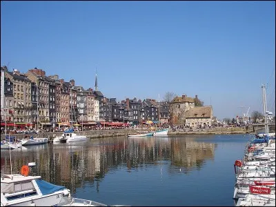 Quelle ville est connue pour son Vieux Bassin, ayant inspiré les impressionnistes, ainsi que pour l'église Sainte-Catherine ?