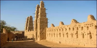 Le pays signifie littéralement « Pays des hommes intègres » - Cet état s'appelait anciennement « La Haute Volta » - Pays enclavé - Les Ruines de Loropéni site classé par l'UNESCO