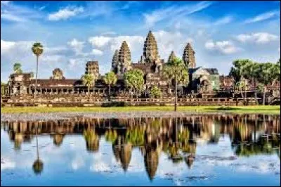 L'Angkor Vat est un monument historique, construit sous le règne du roi Suryavarman II. Angkor Vat fut construit lors de la première partie du XIIe siècle. En ces jours, ce monument est représenté sur le drapeau national ...