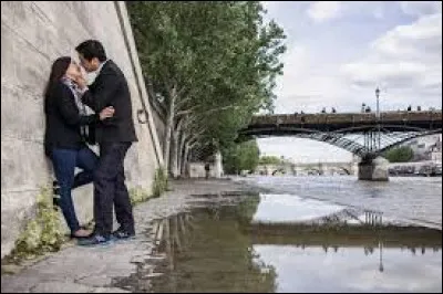 Selon la chanson d'Édith Piaf, comment les couples sont-ils à Paris ?