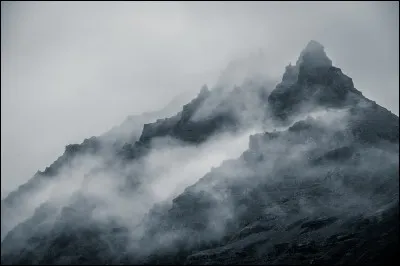 Qui chantait "Il rentrait chez lui là-haut vers le brouillard..." ?