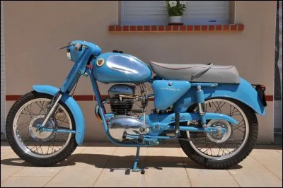 Quelle est la marque, le modèle et la cylindrée de cette moto ?