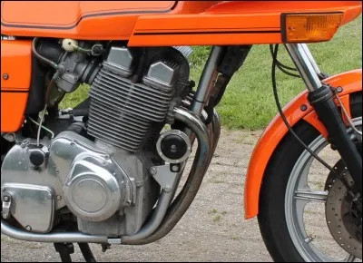 Cette fois je crois que j'étais trop près ! Et je ne me souviens pas de la marque de cette moto ! Pouvez vous m'aider ?