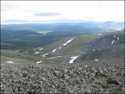 Quelle chaîne de montagnes s'étend sur environ 2 500 kilomètres du nord au sud à travers la Russie et le Kazakhstan ?