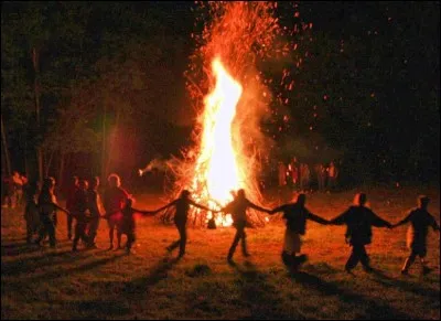 Au cours de quel mois célèbre-t-on la fête de la Saint-Jean, accompagnée de grands feux de joie ?