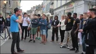 À quel chanteur doit-on "'Chante la rue chante" en 2018 ?