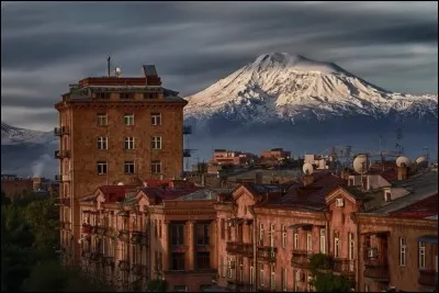 Retrouvez le nom de cette ville à l'aide du paysage !