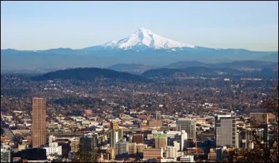 Cette grande ville de la côte Ouest des Etats-Unis, au pied des sommets enneigés, c'est :