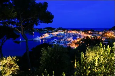 Commençons notre itinéraire par la ville de Fréjus.
Cette cité est connue pour ses arènes romaines.