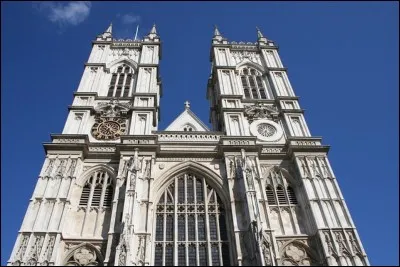 Dans quel monument anglais ont souvent lieu les couronnements royaux ?