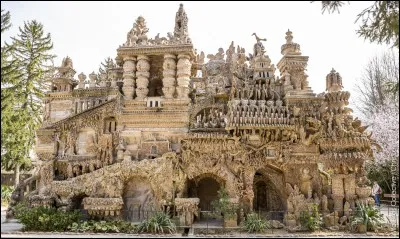 Dans quel département du sud de la France peut-on visiter le palais idéal du Facteur Cheval ?