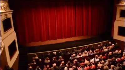 Comment s'appelle le théâtre populaire italien du XVIe siècle ?