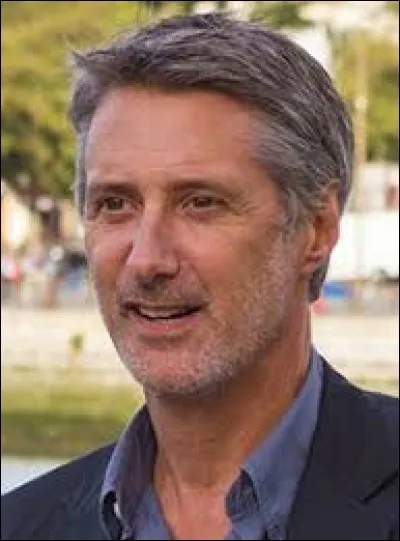 Bruno Lochet cherche un emploi d'Antoine de Caunes sur Canal +. Dans quelle émission l'animateur se déguisait-il pour présenter une chronique avec José Garcia ?