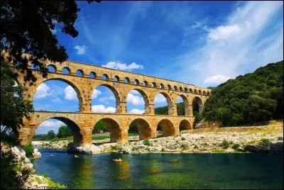 Ce bel aqueduc a été construit sans mortier. Et pourtant, il contient des blocs de pierre pouvant peser 5 tonnes. 
Autre exploit : ses 35 arches s'élèvent à 50 m au-dessus de la vallée. 
Il y a aussi cette étonnante prouesse technique d'ingénierie : sur les 50 km qui séparent les deux extrémités de l'aqueduc, le dénivelé ne dépasse pas 12 m.
Où trouve-t-on ce grand monument d'une civilisation ?