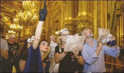 Jusqu'à la fin du mois d'octobre, dans quel monument parisien doit-on déchiffrer huit énigmes ?