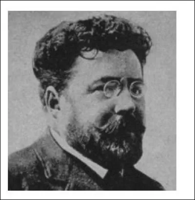 Né le 6 mai 1868 de parents normands, Gaston Leroux passe son enfance en Normandie et fréquente comme interne le collège d'Eu en Seine-Maritime. Il aura pour compagnon de collège, Philippe d'Orléans prétendant au trône de France.