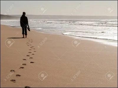 Seul sur la plage, tu ressens...