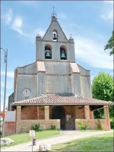 Nous débutons cette balade devant l'église Saint-Pierre de Castillon-Savès. Nous sommes en Occitanie, dans le département ...