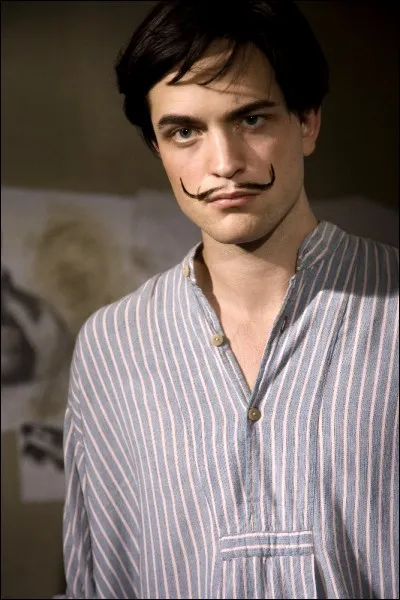 Si je vous dis "gros sourcils" (en photo, l'acteur Robert Pattison jouant Salvador Dali), vous cochez aussitôt... ?