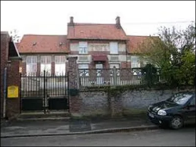 Cette balade dominicale commence dans les Hauts-de-France, à Becquigny. Village de l'arrondissement de Montdidier, il se situe dans le département ...