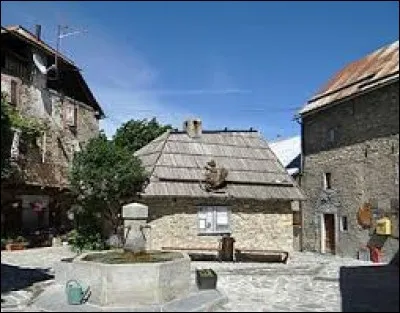 Nous commençons cette balade en région P.A.C.A, à Châteauneuf-d'Entraunes. Petit village de 47 habitants, dans l'arrondissement de Nice, il se situe dans le département ...