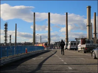 Dans quelle commune se trouve la raffinerie située au sud de Lyon ?