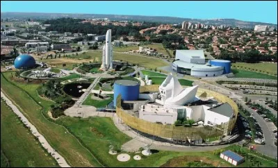 Dans quelle ville française se trouve 'La Cité de l'espace' ?