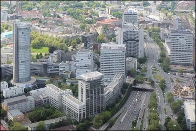 Grande ville allemande au coeur de la Ruhr, ancienne ville du charbon et de l'acier, elle a su se reconvertir en ville de la culture et des activités tertiaires. C'est :