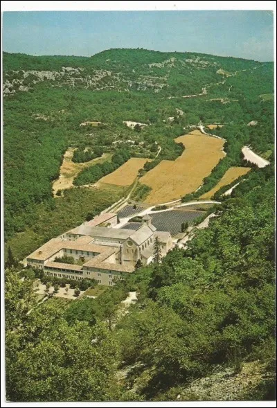 Près de Gordes, dans le Vaucluse, quel nom porte cette abbaye ?