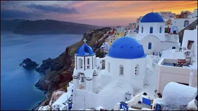 Où trouve-t-on un soleil qui irradie le ciel et se reflète dans les dômes bleus ? Quelle est la plus célèbre des îles grecques, celle des paysages blancs et bleus qui se fondent dans la mer ?
Il y a plusieurs raisons d'y aller : pour la culture, l'histoire et les sports mais mieux vaut choisir entre avril et octobre. Facile de s'y rendre depuis Mykonos mais réservez tôt votre place.